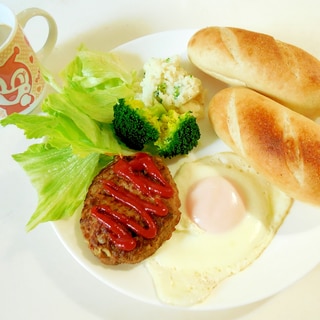 目玉焼きとハンバーグのワンプレート